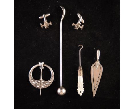 VICTORIAN SILVER AND PARCEL GILT SMALL LONG HANDLE SCOOP OR LADLE, wire pattern with ball finial, possibly for handling small