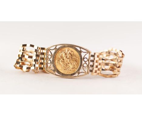 ELIZABETH II 1967 SOVEREIGN, LOOSE MOUNT IN A 9ct GOLD GATE LINK BRACELET, with padlock clasp, 22.01g Good condition.