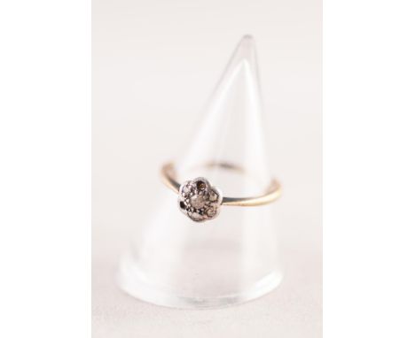 18ct GOLD AND DIAMOND CLUSTER RING SET WITH FIVE TINY DIAMONDS, (2 diamonds missing), 1.4gms, ring size L