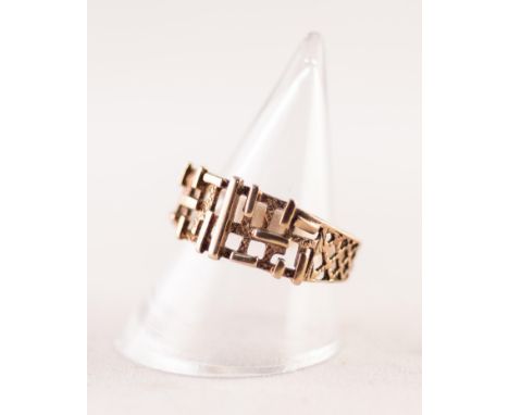 GOLD COLOURED METAL RING WITH RANDOM PATTERN BROAD PIERCED AND EMBOSSED TOP, resllis pierced shoulders, 2.8gms, ring size O/P