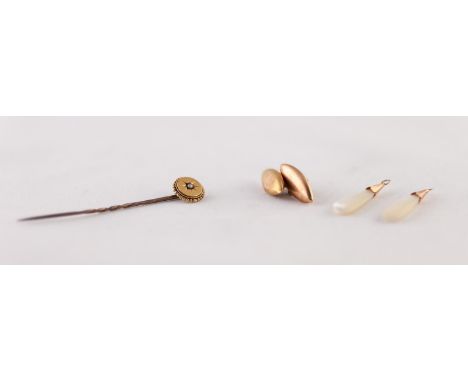 A SINGLE 15ct GOLD CUFF LINK with torpedo shaped ends, 2.5gms; A VICTORIAN STICK PIN the disk top set with a seed pearl AND A