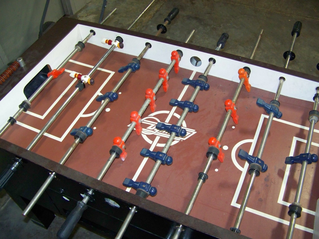 FOOSBALL TABLE DYNAMO BROWN TOP COIN OP. NOTE NEEDS TO BE TUNED UP