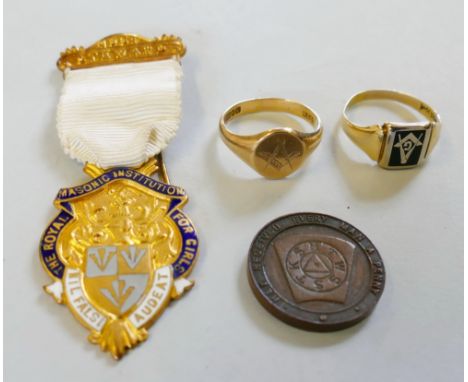 A 9ct gold Masonic ring, Birmingham 1946, engraved with the square and compass, an American 10k and enamel Masonic ring with 