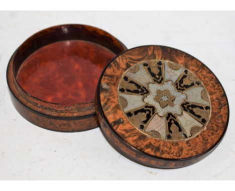 An early 19th century century faux walnut circular snuff box, push-fitting cover centred by a tortoiseshell, mother of pearl 