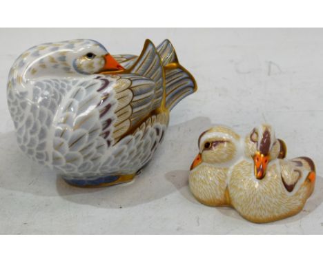 A Royal Crown Derby paperweight group, Goose "Mrs Brown" and Goslings, gold stoppers, limited edition, 420/750 (2) Condition 