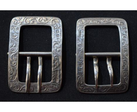 A pair of Victorian silver shoe buckles, engraved with scrolling foliage, 4cm wide, Birmingham 1898