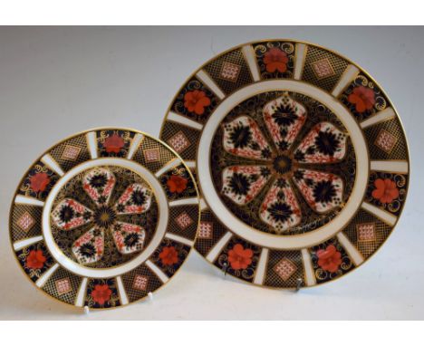 A Royal Crown Derby 1128 pattern dessert plate, an 1128 pattern tea plate (2) Condition Report: Both good condition, first qu