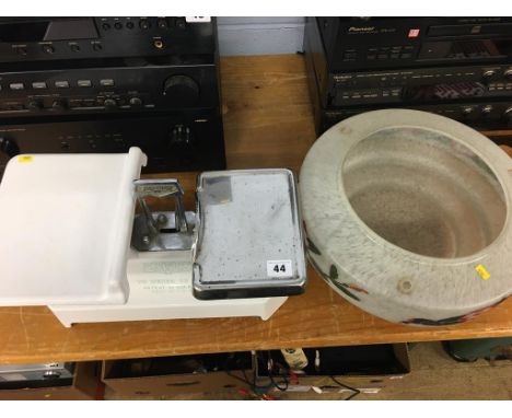 Set of scales and a light shade