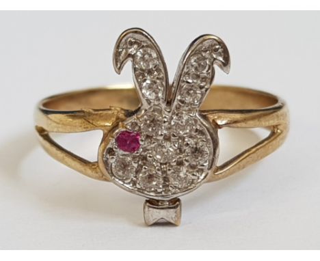 9CT YELLOW GOLD CUBIC ZIRCONIA BUNNY RING, 1.7G SIZE L