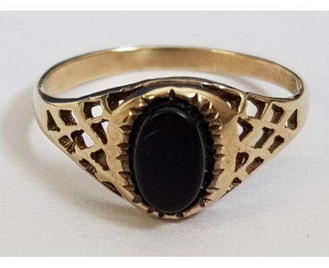 9CT YELLOW GOLD BLACK STONE RING, 0.83G SIZE E