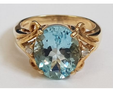 9CT YELLOW GOLD BLUE TOPAZ AND DIAMOND SOLITAIRE RING WITH FANCY SHOULDERS, 5.3G SIZE N