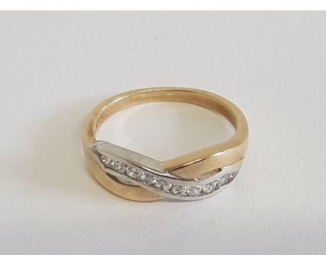 9CT YELLOW GOLD CUBIC ZIRCONIA DOUBLE ROW TWIST RING M1/2 2.7G