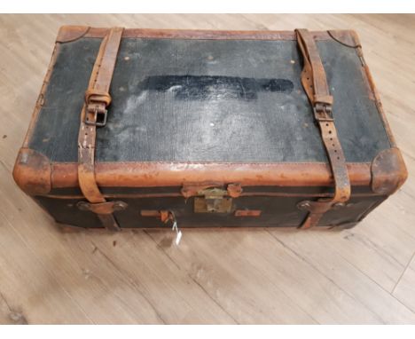 A VINTAGE LEATHER BOUND TRAVEL TRUNK BY FINNIGANS OF NEW BOND STREET LONDON OPENING TO REVEAL LIFT OUT TRAY 83CM WIDE