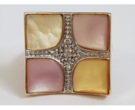 14CT YELLOW GOLD SQUARE ENAMEL AND DIAMOND MOTHER OF PEARL RING, 6.3G SIZE O