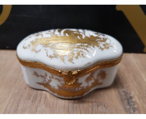 A 19TH CENTURY FRENCH CERAMIC GILT TRINKET WITH CHINOISERIE DECORATION AND INSCRIPTION TO BASE 9.5CM WIDE