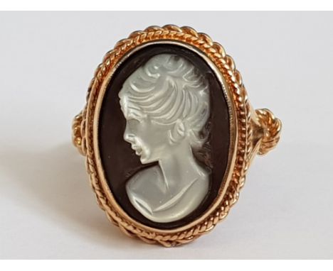 9CT YELLOW GOLD CAMEO RING, 6.4G SIZE L