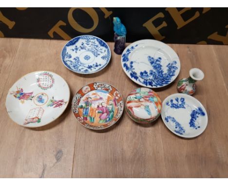 19TH CENTURY AND LATER CHINESE AND JAPANESE EXPORT CERAMICS TO INCLUDE BLUE AND WHITE SAUCERS AND PLATE FAMILLE ROSE TRINKET 