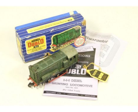 HORNBY DUBLO LOCOMOTIVE. A Hornby Dublo 3-rail model 3231 Diesel Electric Shunter D3763. Some wear &amp; paint loss, driver l