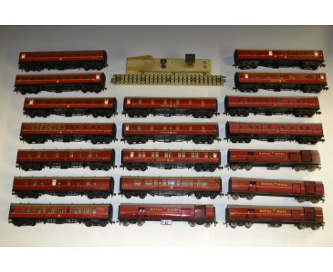 Hornby Dublo Rolling Stock - D1/32098 TPO mail van, W807; Sleeping cars W2402;  Corridor coaches E15770; others E81312;  E351