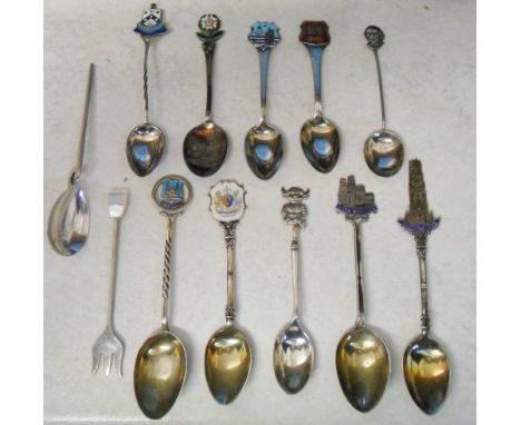 Assorted hallmarked tourist teaspoons inc Birmingham 1913, 1935, 1938 & 1941 and a small pickle fork Sheffield 1938 total wei