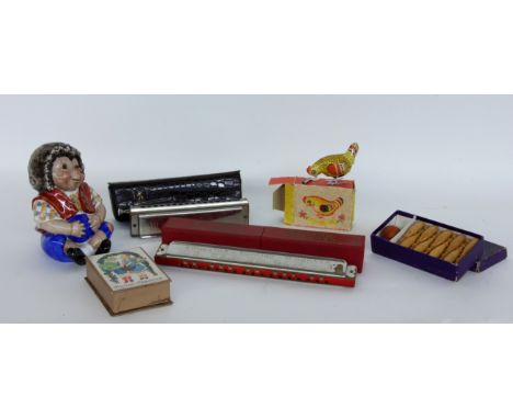 LOT 5 TEILE SPIELZEUG2 Hohner Mundharmonikas, Spielkarten, Blechvogel, Porzellanfigur und Tischkegelbahn