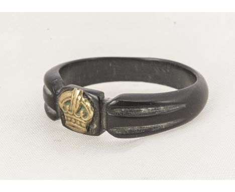 An early 19th Century horn and gilt metal mourning ring, the horn shank and setting with applied gilt metal crown, most proba