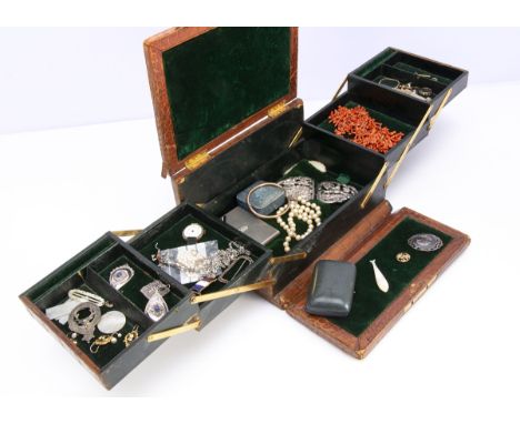 A J C Vickery simulated crocodile skin concertina jewellery box, containing a quantity of silver, gold and costume jewels inc