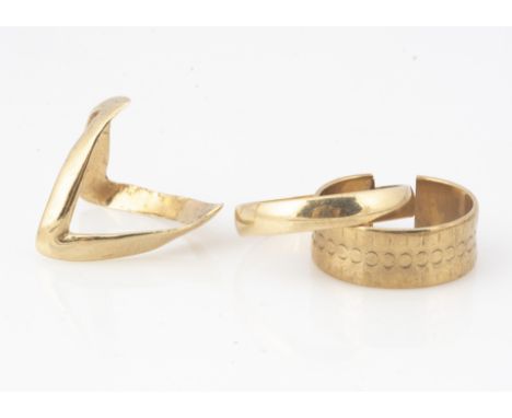 Three 9ct gold bands, including a wishbone example, ring size O, a wedding band, ring size V and another textured example wit