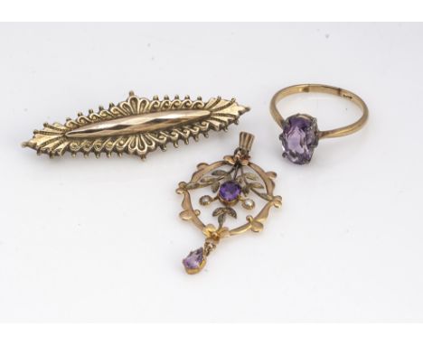 An oval 9ct gold brooch, together with an Amethyst and seed pearl pendant, and a smoky quartz ring, size R, 6.4g 