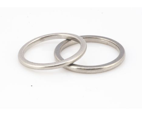 Two platinum wedding bands, ring sizes M and N, 5.5g 