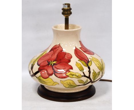 Moorcroft table lamp decorated with hibiscus pattern on a cream ground, 25cm high. 