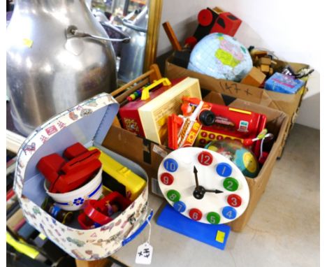 Quantity of vintage children's toys including Fisher price record player, Viewmaster and abacus 