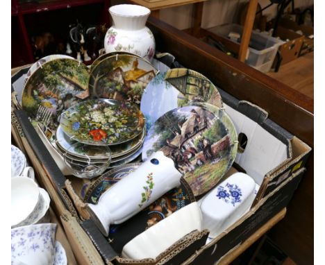 Box of collectors' plates, Aynsley Elizabeth rose vase, trinkets etc 