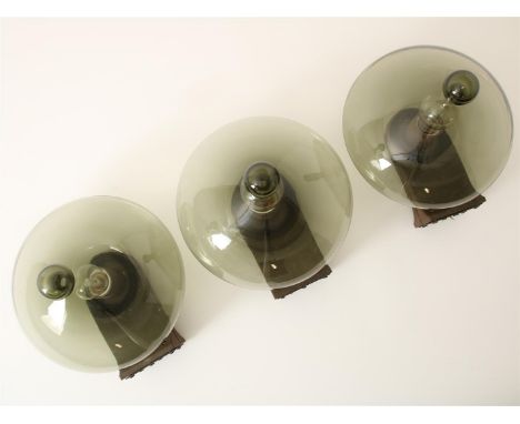 Serie van 3 rookglazen wandlampen op bruinkunststof beugels, model: Chaparrel, ontwerper: Raak Amsterdam,&nbsp;jaren 60, 30 x