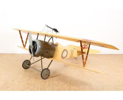 Replica van authentieke Nieuport model 17 of 23, omvat een bespannen lichtgewicht frame,  draadranden zoals het echte vliegtu