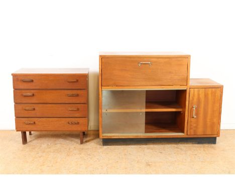 Lot van een teakhouten theemeubel met 2 glazen schuifdeurtjes en 2 paneeldeuren, gestempeld H.G.M. Groenekan, 70-er jaren, 75