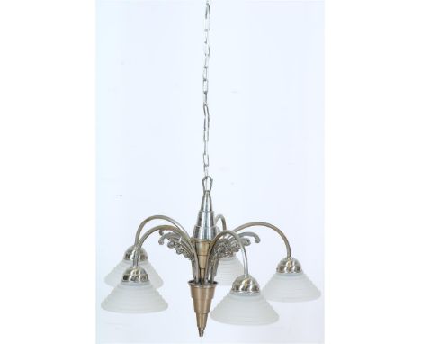 verchroomde &nbsp;Art Deco lamp met 5 getrapte matglazen kelkjes, hoogte: 45 cm., diameter: 60 cm.