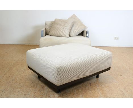 Design&nbsp;fauteuil en hokker&nbsp;met houtwerk in donkerbruin gebeitst beuken op zwart metalen onderstel, ontwerp Antonello