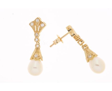 Roségouden oorhangers bezet met parel en diamant single cut,&nbsp;circa 0.44 ct., J/K, VS/SI, gehalte 585/000, bruto&nbsp;gew