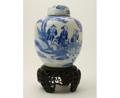 Porseleinendekselpot, groot formaat, met decor van figuren in tuin, gemerkt met Kangxi 4-karaktermerk,&nbsp;op ajour gestoken