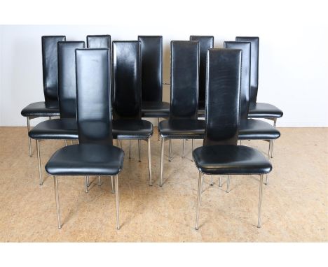 Serie van 11 bauhaus -&nbsp;stijl eetkamerstoelen, waaronder 1 armstoel met zwart tuigleren zitting op verchroomde onderstel,