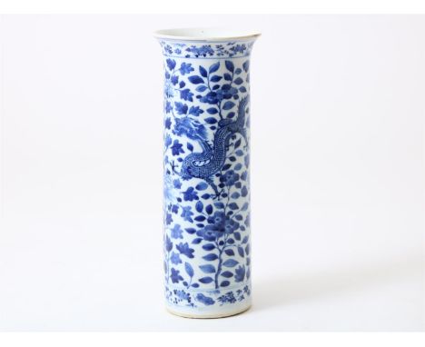 Porseleinen rouleau&nbsp;vaas blauw gedecoreerd met&nbsp;4- tenige draak, bloemen en bladeren, China 19e eeuw, gemerkt op de 
