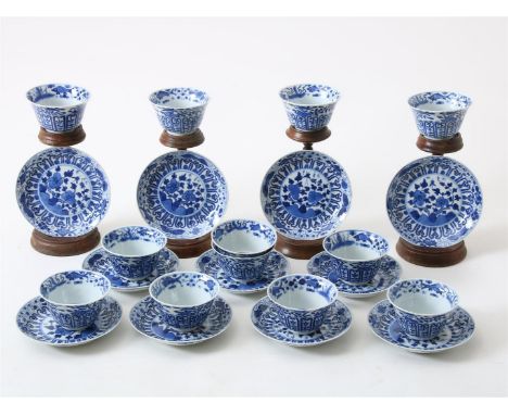 Serie van 12 porseleinen koppen en 11 schotels in blauw gedecoreerd met baars en vlinder decor, onderzijde decor an reliëf, C