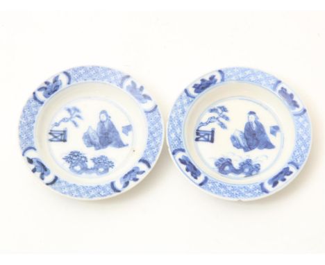 Stel porseleinen schoteltjes, klein formaat, &nbsp;blauw gedecoreerd met wijsgeer en servetwerk, China, Kangxi periode (1662-
