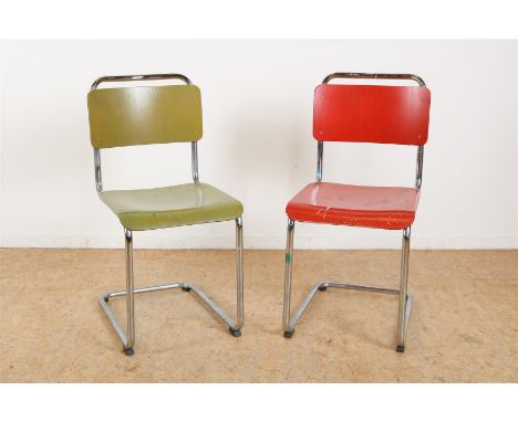 stel buisframe eetkamerstoelen met rood- en groengelakte houten zitting en rugleuning, W.H. Gispen voor Gebroeders Van der St