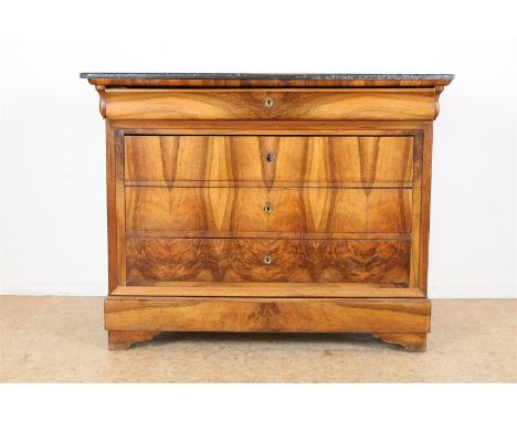 Walnoten Louis Philippe commode met zwart marmeren blad en 4 laden, Frankrijk, 19e eeuw, 100 x 130 x 57 cm. 
