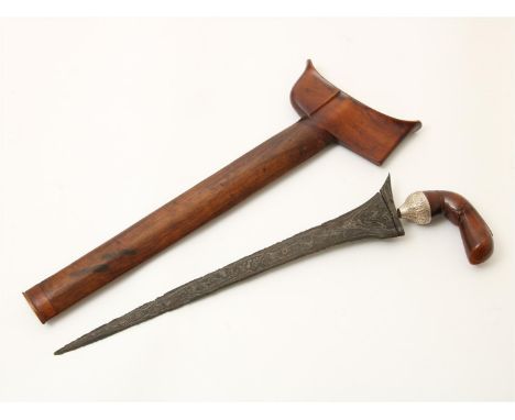 Kris Celebes met rechte kling, dapur Brodjol,&nbsp;in houten schede, de greep met zilveren Selut, Indonesie, l. totaal 45 cm.