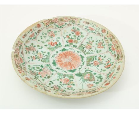 Porseleinen schotel, famille verte, gedecoreerd met bloemen,Kangxi periode (1662-1722), gemerkt op de bodem,diameter 36 cm. C