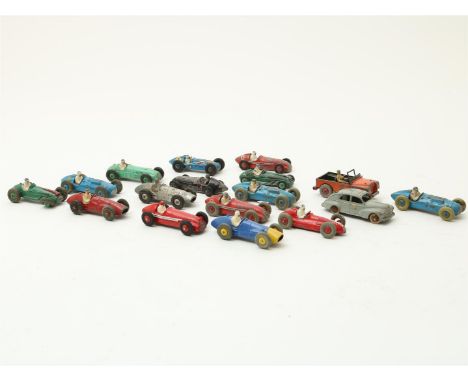 Lot van 17 metalen speelgoedauto's, gemerkt Dinky Toys, o.a. raceauto's (diverse kwaliteiten). 