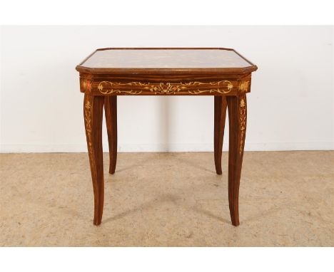Rijkversierde speeltafel ingelegd met diverse houtsoorten: met schaakbord, backgammon, kaarttafel, en roulette, 2e helft 20e 